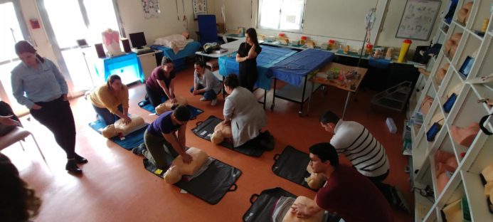 Formation initiale IFSI : un groupe d’étudiants infirmiers accompagnés de 2 formateurs de l’IFPS de La Roche/Yon (85) travaillent l’amélioration de la PEC des patients en situation d’urgence vitale